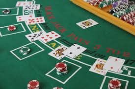 Antarmuka aplikasi mobile lensa jitu menampilkan dealer kasino langsung dan menu sportsbook